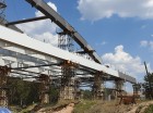 Nasuwanie wiaduktu o długości 162 m nad linię kolejową w Maksymilianowo w ramach budowy drogi ekspresowej S5